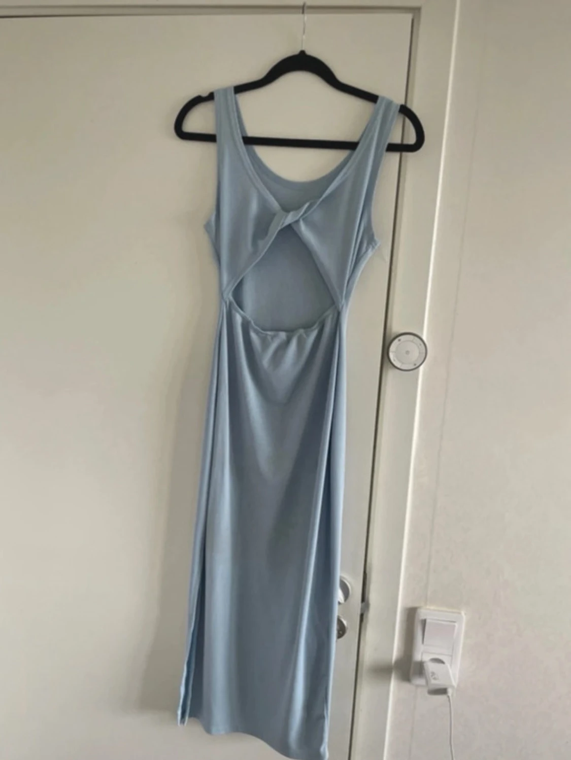 Ljusblå långklänning med öppen rygg - 1