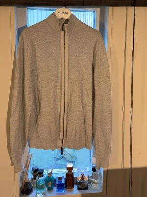 Stickad zip tröja  - Fin zip tröja ifrån Hampton republik. Size S
