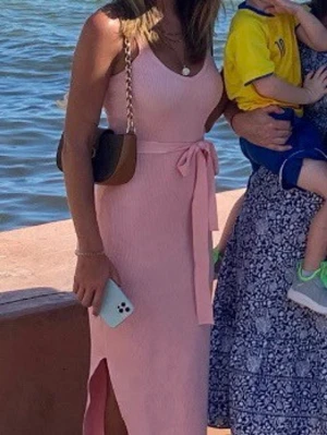 Rosa ribbad långklänning med knyt i midjan - Snygg rosa långklänning med ribbad struktur och v-ringning. Klänningen har smala axelband och ett matchande midjeband som knyts för en snygg siluett. Perfekt för sommarens alla tillfällen och ger en fräsch och trendig look. Strl S/M