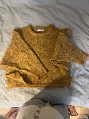Gul stickad tröja Carin Wester - Gul stickad tröja från Carin Wester! Inte använd mycket. Står strl L men inte alls L, skulle säga S, jag har S och den sitter fint! 