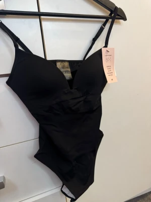 Svart body från H&M - Prislapp är kvar, Xs!!