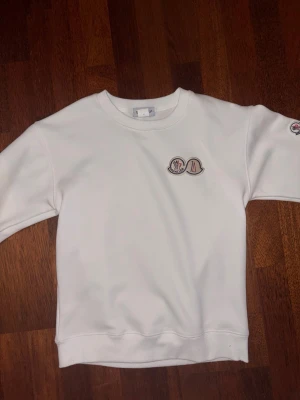 Vit sweatshirt från Moncler - Vit sweatshirt från Moncler, storleken är S men passformen är liten. 