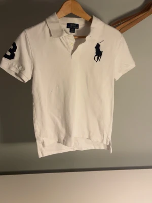 Ralph lauren pike - Snygg Ralph lauren pike i riktig bra skick. Storlek 14-16 L. Hör av dig vi funderingar. 