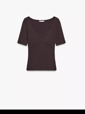 Mörkbrun v-ringad topp - Snygg mörkbrun topp med v-ringning och korta ärmar. Figurnära passform och markerade sömmar vid bysten. Helt ny med prislapp kvar och är slutsåld på hemsidan💕 