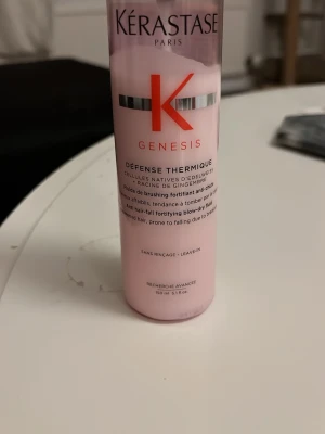 Kérastase hårvård  - Produkten är ett värmeskydd för håret , som stärker och skyddar mot håravfall vid borstning och styling. Kan se hur mycket det är kvar i. Använd Max 4 ggr så mycket kvar i