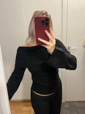 Svart off shoulder  - Säljer denna superfina svarta off shoulder toppen från lager157 som är helt ny! Väldigt mjukt och skönt material ⭐️ ge prisförslag!