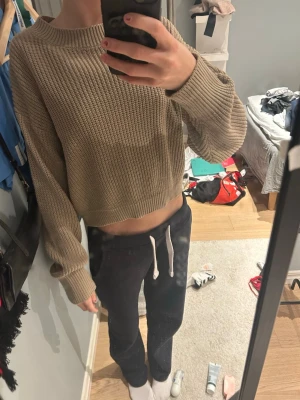 Beige stickad tröja - Säljer en beige stickad tröja med bred ribbad halsringning och långa ärmar. Tröjan har en avslappnad passform och är perfekt för lager på lager. Materialet känns mjukt och mysigt, och färgen är lätt att matcha med allt. Pris kan diskuteras!❤️