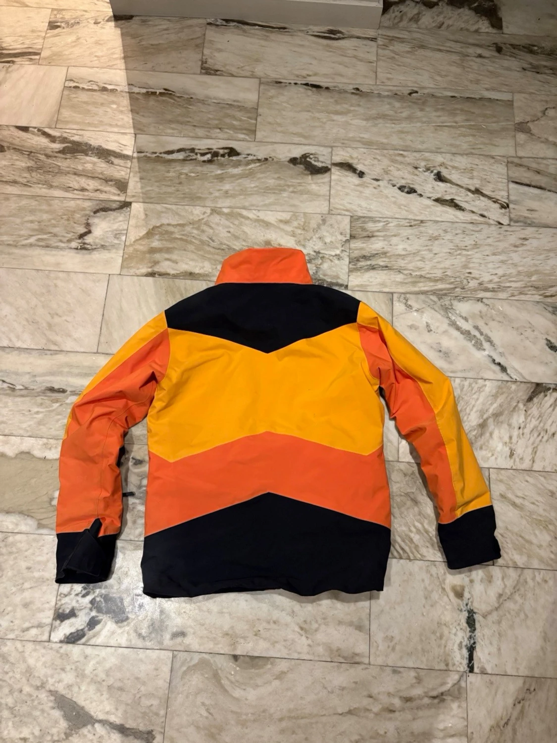 Färgstark skidjacka från peak performance - 1