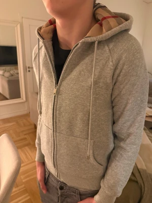 Burberry hoodie  - En skit fin burberry hoodie i storlek s/xs jag skulle säga att den passar xs mer. Insidan är väldigt passande nu till vintern då de är len och lite tjockare bomull. Inga defekter eller något helt ren. Modell på bild är 176, 63kg. Priset är inte fast! 😉