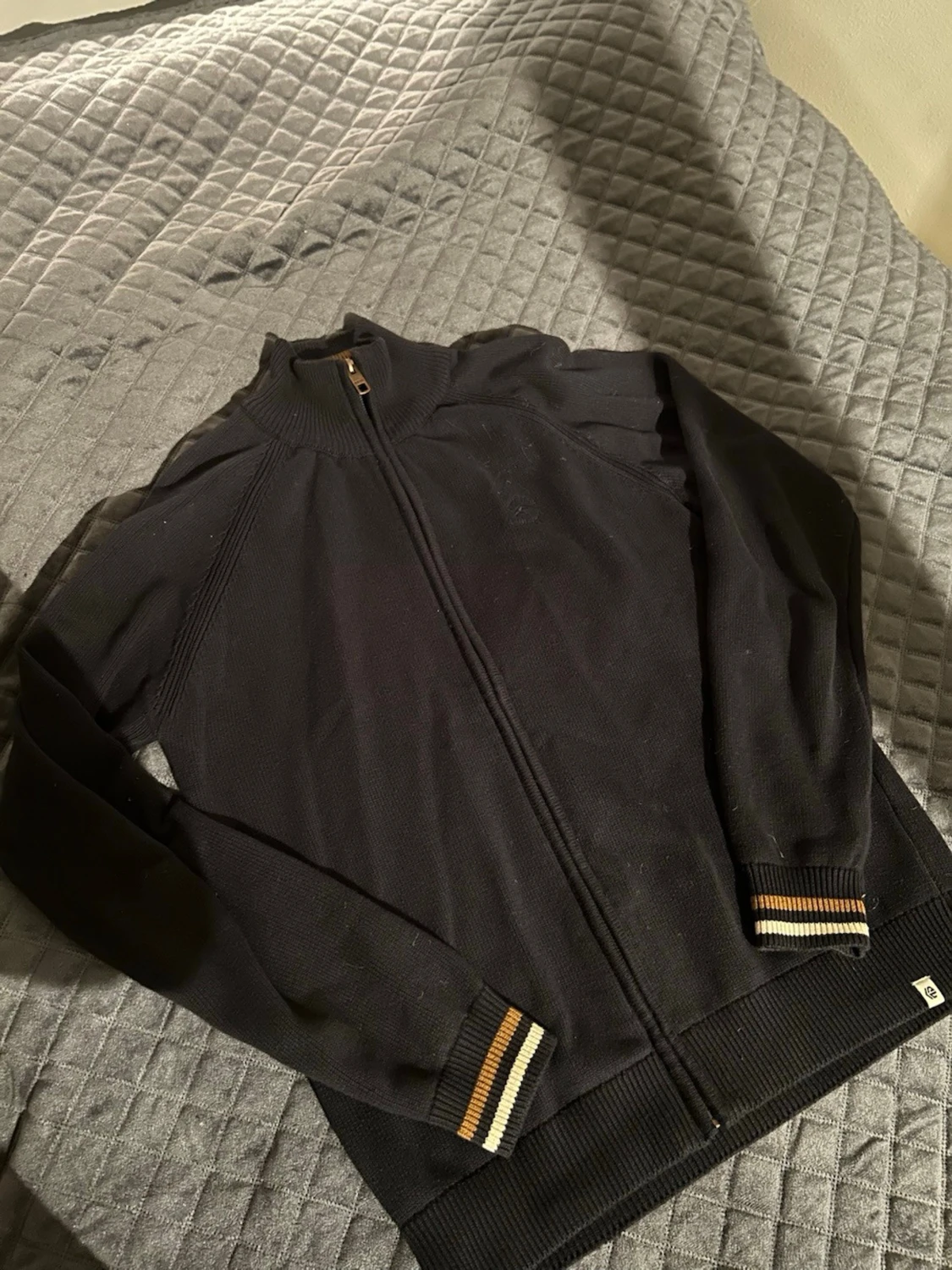 Svart stickad kofta med dragkedja