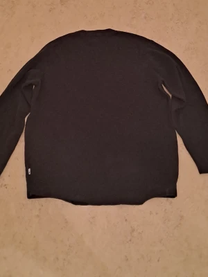 Mörkgrå stickad tröja - Jag säljer en mörkgrå tröja i storlek M från märket NN07. Tröjan är i mycket bra skick, väl omhändertagen och ser nästan ny ut. Perfekt för dig som vill ha en stilren och kvalitativ tröja.  Priset är 225 kr, vilket jag tycker är ett bra pris med tanke på både skicket och märket. Jag är öppen för snabba affärer!  Tveka inte att höra av dig om du är intresserad eller har några frågor. Först till kvarn gäller!