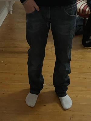 Jeans - Säljer ett par mörkblå jeans har ingen aning om vart de är ifrån