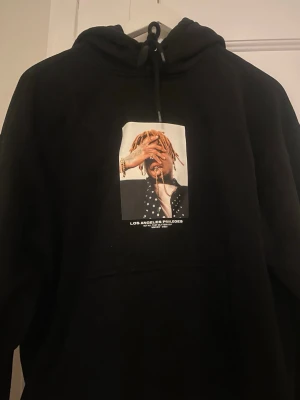 Svart hoodie med tryck  - Svart hoodie med tryck framtill, jättemjukt material och stor luva. Priset går att diskutera!