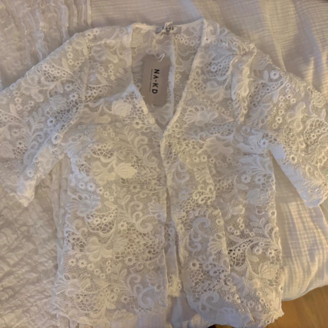 Vit spetsblus från NA-KD - 3