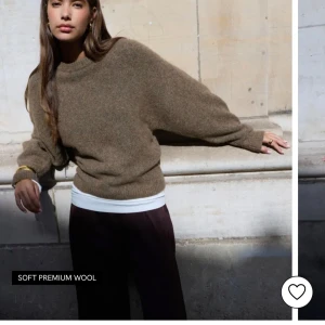 Stickad tröja  - Supermjuk beige/brun stickad tröja från Nelly med rund hals och långa ärmar. Tröjan är tillverkad av en lyxig ullblandning med alpacka och yak, vilket gör den extra varm och skön. Perfekt för lager-på-lager och chill höst- och vinterstil. Sista bilden är tagen på samma modell i en annan färg. Tröjan är aldrig använd, men har inga lappar kvar. Men är som ny 