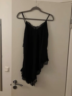 Svart lacetop  - Säljer en svart lacetop från Gina Tricot i storlek S. Aldrig använd! 