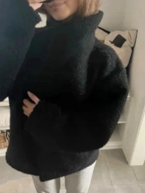 Svart teddyjacka med stor krage - super snygg vår/höst jacka!🩷🩷🩷