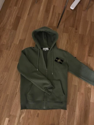 Stone Island Hoddie - Stl M - Snygg stone Island hoddie i storlek M, skriv om du har frågor eller nått liknande. Skickar samma dag 📦