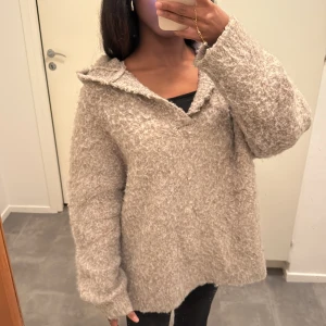 Grå fluffig stickad hoodie - Supermjuk och ruffig oversized grå stickad hoodie med lång ärm och luva. Tröjan har en lös passform och är perfekt för kalla dagar 🎀