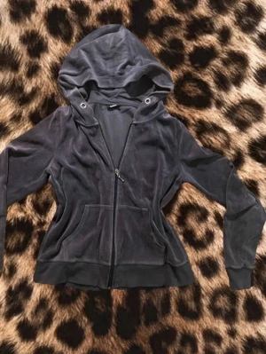 Y2k 2000s juicy couture liknande zip up hoodie - En jätte snygg y2k juicy couture liknande (inte juicy couture) zip up hoodie som är i storlek M. Hoodien är 43cm bred och 61cm lång. Den kostade 399kr när jag köpte den secondhand och är fri från slitage :)