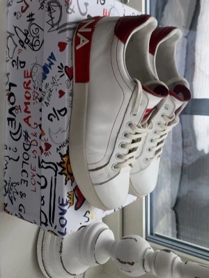 Dolce Gabbana skor  - Säljer nu dessa väldigt feta och unika Dolce Gabbana skor i storlek 41. Box och dustbag medkommer. Skorna är i nyskick. Pris går att diskutera vid snabb affär👍