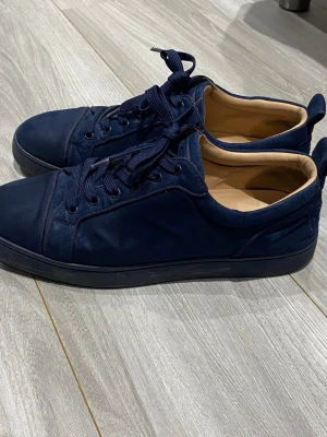 Mörkblåa louboutin skor  - Loubs, använda utomlands mest och lite här och där. Inte slitna så mycket på utseendet och ser jätte fräscha ut.