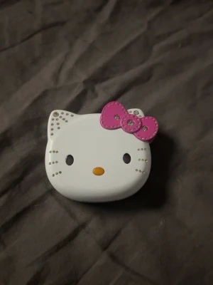 Hello Kitty telefon - Säljer en supergullig Hello Kitty telefon! funkar att ringa och skriva till folk, ta bilder, lyssna på musik och mer! funkar felfritt🤗