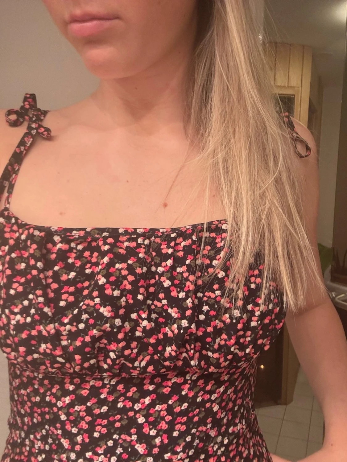 Blommig kort klänning med knytband - 3