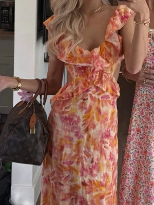 SÖKER - Söker den här klänningen om det är någon som säljer