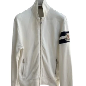  Moncler hoodie - Tröjan är helt som ny bara att den har små fläckar annars inga defekter 