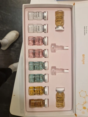 Estoye ampullkit för hudvård - Säljer ett komplett ampullkit från Estoye med färgglada ampuller i glasflaskor. Kitet innehåller olika serum i nyanser av vitt, rosa, blått och gult samt tillhörande applikatorer. Perfekt för dig som vill boosta din hudvårdsrutin med professionella produkter. Obs utgångsdatum har passerat där av priset. Men dom är promenerade så jag tror att de fortfarande får att använda. 