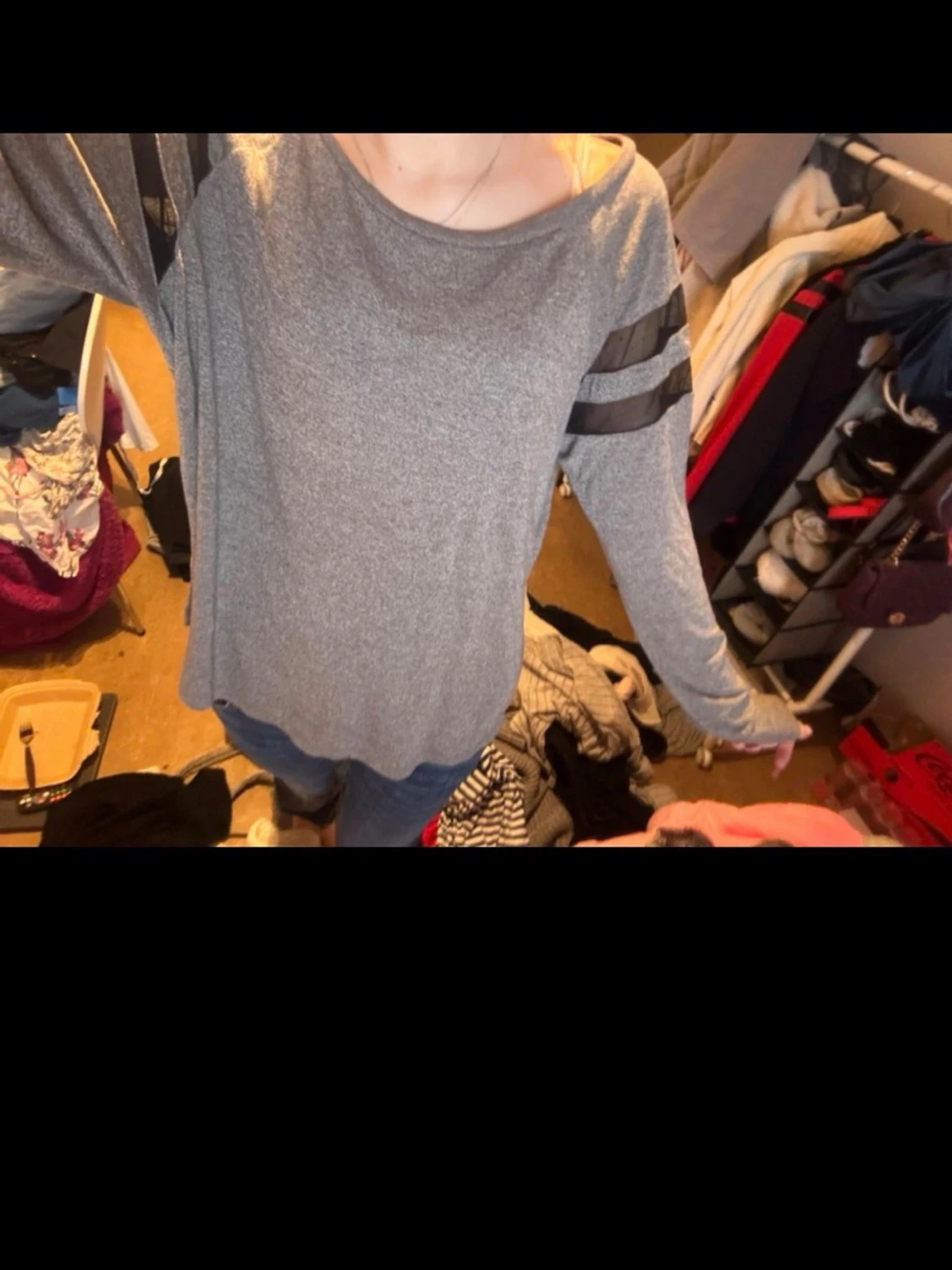 Grå långärmad tröja med svarta ränder - 2