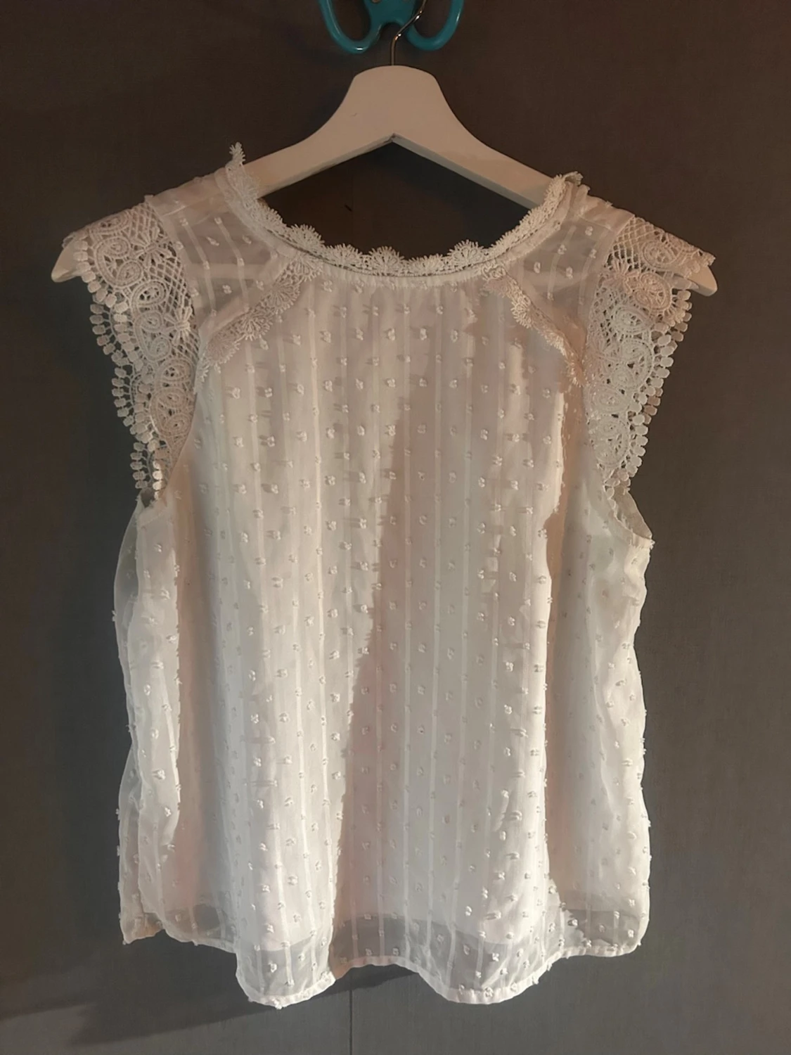 Vit spetsblus med broderade detaljer