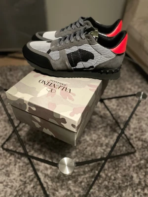 Valentino Rockrunner sneakers grå/svart - Detta är repz⚠️.  Storlek 44 (passar även 43) otroligt feta och alldrig använda utomhus. Skriv till mig vid frågor! 