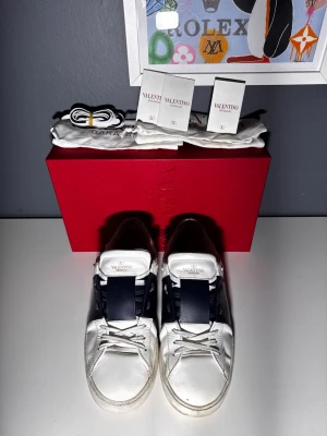 Valentino open - Valentino Opens navy _______________________________________________  - Size 43 - Medföljer box, 2st dustbags, nya skonsören & kort från Valentino. - Vit & marinblå. - Mycket fint skick (8,5/10) _______________________________________________  - Nypris 7 200kr  - Vårt pris 2 499kr _______________________________________________  För fler frågor kan ni höra av er i PM.