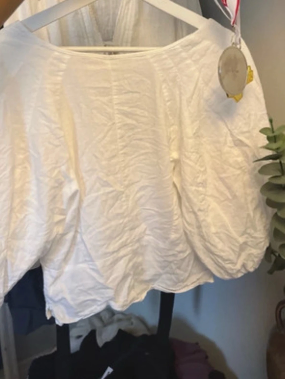 Vit blus med puffärm och knappar - 1