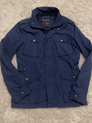 Woolrich Fieldjacket - Tjena! Dags att sälja min snygga och sällsynta woolrich Fieldjacket! || Stolek S || Inga defekter ✅ || 