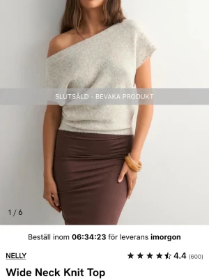 Ljusgrå offshoulder stickad topp Nelly - Stickad topp från Nelly med bred halsringning som kan bäras offshoulder. Kort ärm och croppad passform💞Säljer då jag endast använt den cirka 3 gånger. Slutsåld på Nellys hemsida!❣️