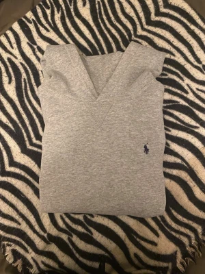 Ralph lauren hoodie - Fet grå hoodie från Ralph Lauren. Den är i storlek M med inga diseffekter. Passar perfekt för dig som går för en avslappnad stil. Priset kan diskuteras kan gå ner till 400 vid snabb affär.✅