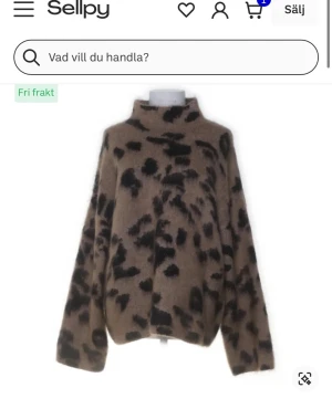 Brun leopardmönstrad polotröja - Säljer en brun polotröja med svart leopardmönster. Tröjan har hög krage och långa ärmar, perfekt för dig som gillar djurmönster och vill ha en mysig och trendig look. Materialet ser fluffigt och mjukt ut, vilket gör den extra skön att bära. Storlek m passar mig som har xs/s vanligtvis 