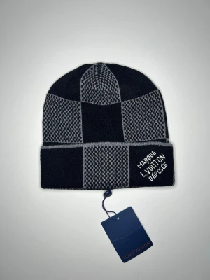 Svart Mössa - En riktigt fet mössa från ”Zara” som passar perfekt till vintern💫 Läs bio innan du köper‼️