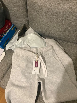 Helt nytt grått russemerch sett!!! - Helt nytt russemerch sett då jag fick dubbletter i födelsedags present. Helt oanvänd inte ens testad. I storlek XS