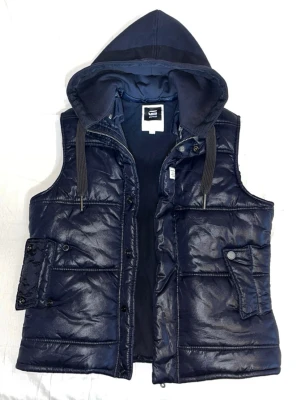 G-Star Raw Belton Hooded Vest - Storlek S, mörkblå och ny utan etikett 🏷️                          Säljer den eftersom den tyvärr inte passar mig 