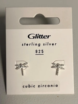 Silverörhängen från Glitter - Snygga örhängen i form av trollsländor från Glitter😍 Tillverkade i äkta sterling silver 925 och dekorerade med gnistrande cubic zirconia-stenar. Helt oanvända, i original förpackning. Passar perfekt till sommaren🤩 Går jättebra att använda "Köp nu"! Vi skickar inom 1-2 dagar💕 Bara att skriva vid funderingar🤗