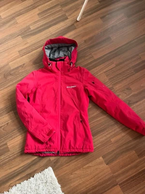 Skidjacka från Everest🩷 - Snygg rosa/ljusröd skidjacka från Everest med huva och dragkedjefickor!! Storlek 36/S