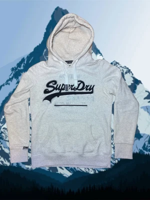 Superdry hoodie S - Säljer en sjukt snygg Superdry hoodie som passar XS. Hoodien är i sjukt bra skick 9,5/10. Bara att skiva vid frågor😃