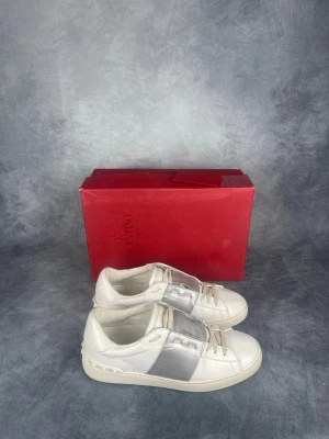 Valentino Open - Skick: 8,5/10. | Ingår: skor och box. | Nypris: +- 7000 SEK.