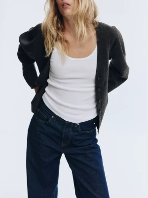 Mörkgrå kofta med v-ringning - Stilren mörkgrå kofta med v-ringning och knäppning framtill. Koftan har en rak passform, långa ärmar och är tillverkad i ett mjukt, stickat material. Perfekt att slänga över en t-shirt eller linne för en avslappnad look.