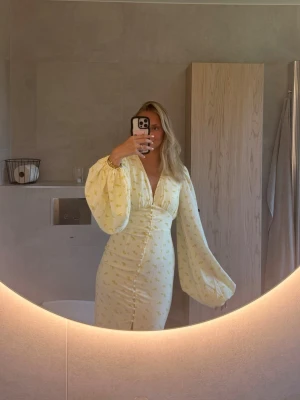 Ljusgul långklänning med puffärmar - Superfin ljusgul långklänning. Intressekoll