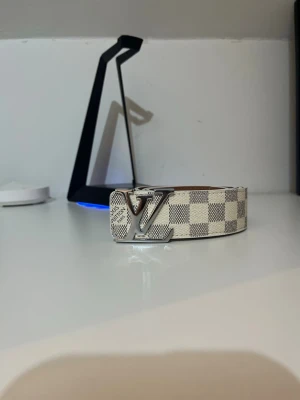 Bälte - Ett snyggt bälte med topp kvalitet fraktar inom 1-2 arbetsdagar!!!! Finns 2 av denna varan så ta vara på chansen o köp för det billiga priset!!!!